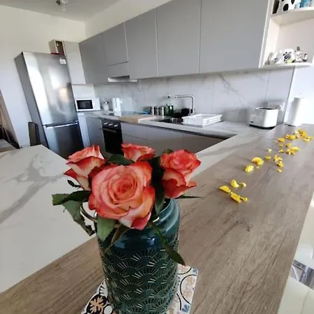 Luxurious 2 Bedroom With Country View 아파트 마르사실로크