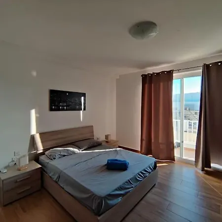 Luxurious 2 Bedroom With Country View 마르사실로크
