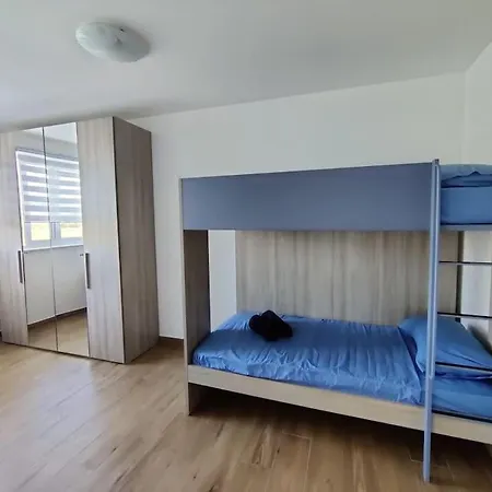 Luxurious 2 Bedroom With Country View 아파트 마르사실로크